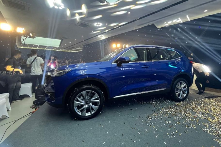 Về nội thất, Haval H6 được trang bị màn hình HUD hiển thị trên kính lái, màn hình đa thông tin 10.25 inch và màn hình cảm ứng thông minh 12.30 inch, vô lăng ba chấu bọc da tích hợp nhiều phím chức năng, ghế lái chỉnh điện 6 hướng và ghế phụ chỉnh điện 4 hướng, sạc điện thoại không dây, hệ thống điều hòa tự động 2 vùng nhiệt độ với chức năng lọc không khí và tạo i-on âm, hệ thống âm thanh 8 loa kết hợp loa Treble Woofer, cửa sổ trời toàn cảnh Panorama, cốp điện có 4 chế độ đóng/ mở an toàn và tiện lợi.