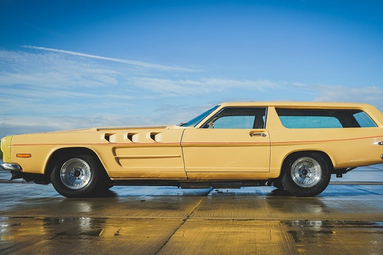 Chưa hết, ông Dodd còn đặt hãng Fibre Glass Repairs chế tạo phần thân vỏ cho The Beast. Do dùng động cơ Meteor nên xe đã được trang bị lưới tản nhiệt thác nước đặc trưng của Rolls-Royce. Hội đồng hạt London đã chấp thuận đơn của ông Dodd để The Beast được đăng ký thành xe Rolls-Royce.