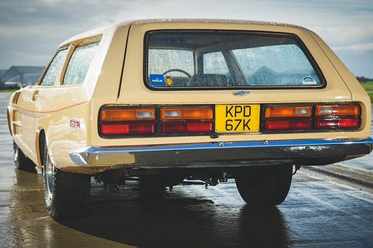 Bên trong The Beast, ngoài 2 ghế trước còn có khoang hành lý rộng rãi phía sau. Xe còn được trang bị vô lăng ốp gỗ, bảng đồng hồ analog cổ điển, hàng nút bấm màu đỏ, cần số dài mạ crôm và camera lùi. Với thiết kế, trang bị và lai lịch đặc biệt, cộng thêm việc từng xuất hiện trong chương trình truyền hình nổi tiếng Top Gear năm 1998, mức giá xe The Beast 1966 dự kiến sẽ không rẻ.