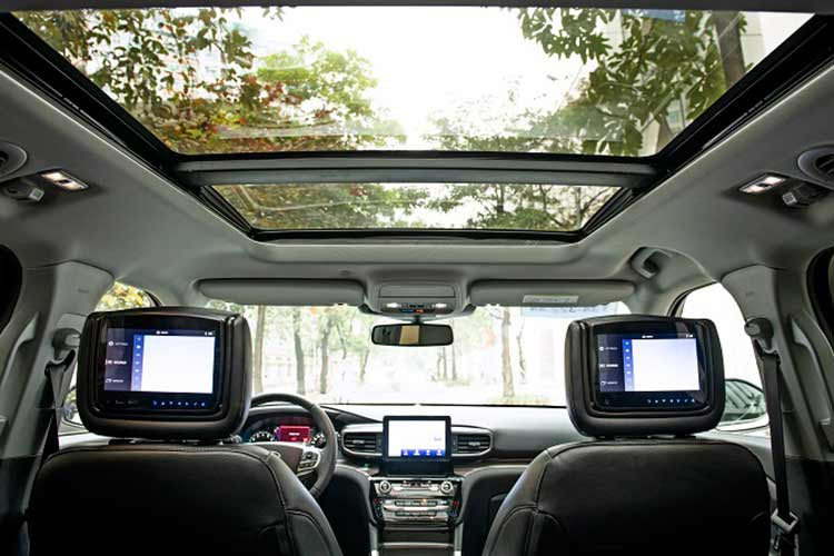 Adaptive Cruise Control là các tính năng vượt trội của Explorer, trong khi các tính năng thông minh khác cũng rất đầy đủ - tương đương các mẫu xe sang: cảnh báo và hỗ trợ phanh tránh va chạm trước, cảnh báo điểm mù kết hợp cảnh báo và phanh tự động phòng tránh phương tiện cắt ngang phía sau; đèn pha thông minh; hỗ trợ giữ làn...