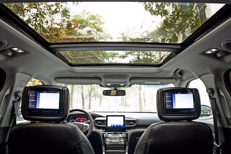 Adaptive Cruise Control là các tính năng vượt trội của Explorer, trong khi các tính năng thông minh khác cũng rất đầy đủ - tương đương các mẫu xe sang: cảnh báo và hỗ trợ phanh tránh va chạm trước, cảnh báo điểm mù kết hợp cảnh báo và phanh tự động phòng tránh phương tiện cắt ngang phía sau; đèn pha thông minh; hỗ trợ giữ làn...