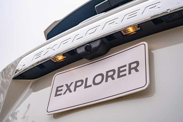 Tuy nhiên cũng không thể phủ nhận công suất vượt trội của Explorer so với các mẫu xe sang thương hiệu Đức, bởi bản thân Ford cũng là một nhà sản xuất lâu đời, nắm giữ nhiều công nghệ không kém các thương hiệu Đức. Chưa kể tới bản thân Explorer cũng là sản phẩm top đầu trong danh mục kinh doanh của thương hiệu Oval xanh.