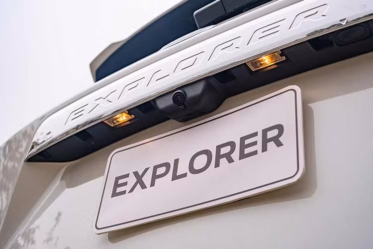 Tuy nhiên cũng không thể phủ nhận công suất vượt trội của Explorer so với các mẫu xe sang thương hiệu Đức, bởi bản thân Ford cũng là một nhà sản xuất lâu đời, nắm giữ nhiều công nghệ không kém các thương hiệu Đức. Chưa kể tới bản thân Explorer cũng là sản phẩm top đầu trong danh mục kinh doanh của thương hiệu Oval xanh.