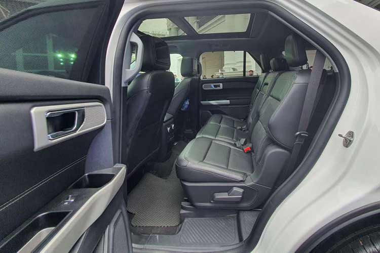 Tiếp theo, khoang nội thất là nơi Ford Explorer có thể tiếp tục khiến nhiều mẫu xe sang phải "khó thở" khi so bì về mặt trang bị (dù tất nhiên, về vật liệu hay chất lượng hoàn thiện thì Ford khó có cửa "chung mâm" với các thương hiệu xe sang khác).