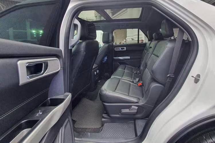 Tiếp theo, khoang nội thất là nơi Ford Explorer có thể tiếp tục khiến nhiều mẫu xe sang phải "khó thở" khi so bì về mặt trang bị (dù tất nhiên, về vật liệu hay chất lượng hoàn thiện thì Ford khó có cửa "chung mâm" với các thương hiệu xe sang khác).