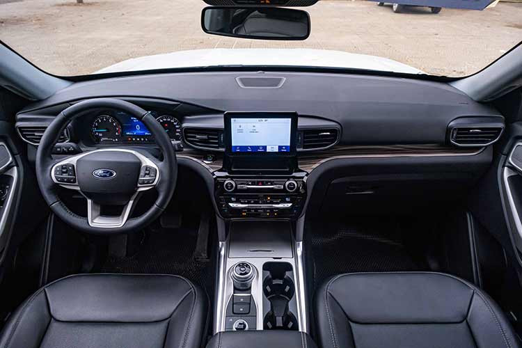 Về các tính năng thông minh hỗ trợ lái, Explorer được nhà sản xuất Mỹ trang bị gói Ford Co-Pilot 360 "xịn xò" với khả năng hỗ trợ đánh lái tránh va chạm và kiểm soát hành trình thích ứng (Adaptive Cruise Control).