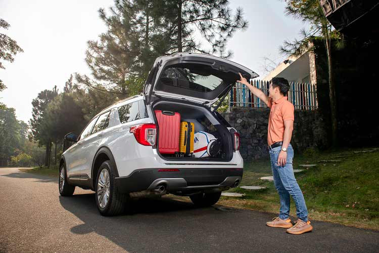 Nói như vậy không có nghĩa Ford Explorer vượt trội hơn các mẫu xe sang. Mỗi chiếc xe đều mang một giá trị riêng; và đối với xe sang, trải nghiệm sử dụng cũng như giá trị thương hiệu là những thứ dù vô hình nhưng lại luôn được khách hàng đong đếm và ưu tiên khi bỏ tiền ra để sở hữu.