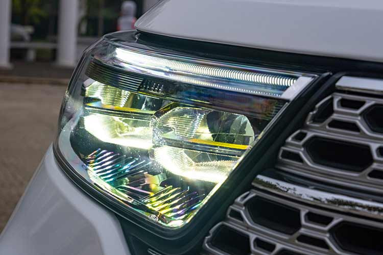 Công nghệ tiếp theo mà Ford Explorer có thể "đánh bại" các mẫu xe sang, đó là tính năng hỗ trợ đỗ xe tự động. Thậm chí tính năng này đã được mang xuống cả các mẫu xe bình dân thấp cấp như Ford Focus từ những năm 2013 (cách đây 10 năm). Vậy mà cho đến giờ, các mẫu xe gầm cao cỡ D của Mercedes-Benz, BMW hay Audi vẫn chưa được trang bị tính năng này.