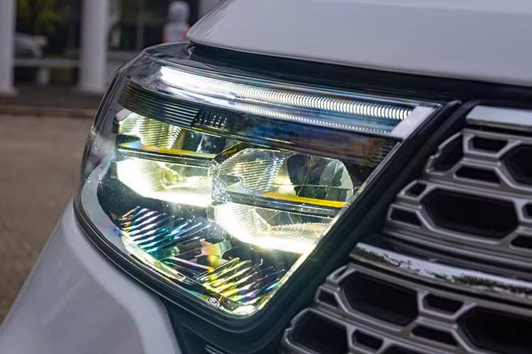 Công nghệ tiếp theo mà Ford Explorer có thể "đánh bại" các mẫu xe sang, đó là tính năng hỗ trợ đỗ xe tự động. Thậm chí tính năng này đã được mang xuống cả các mẫu xe bình dân thấp cấp như Ford Focus từ những năm 2013 (cách đây 10 năm). Vậy mà cho đến giờ, các mẫu xe gầm cao cỡ D của Mercedes-Benz, BMW hay Audi vẫn chưa được trang bị tính năng này.