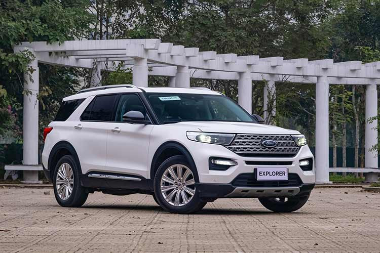 Có thể lấy ngay Mercedes-Benz GLC, BMW X3 hay Audi Q5 để làm thước đo cho Ford Explorer tại Việt Nam. Bởi lẽ Ford Explorer đang được thương hiệu Mỹ phân phối với duy nhất một phiên bản Limited, có giá bán 2,4 tỷ đồng - tương đương các mẫu xe sang kể trên.