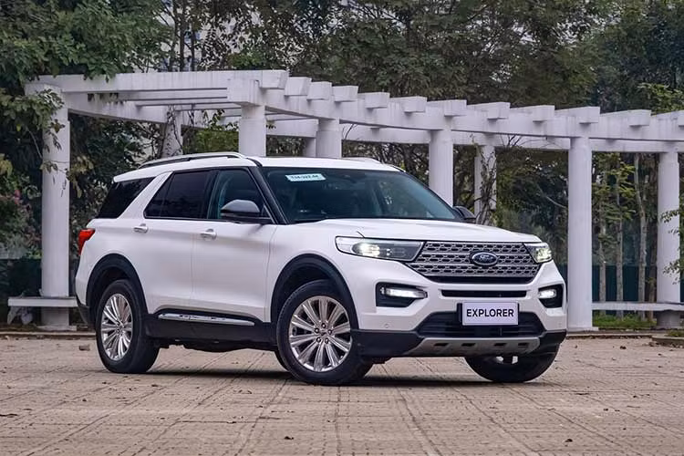 Có thể lấy ngay Mercedes-Benz GLC, BMW X3 hay Audi Q5 để làm thước đo cho Ford Explorer tại Việt Nam. Bởi lẽ Ford Explorer đang được thương hiệu Mỹ phân phối với duy nhất một phiên bản Limited, có giá bán 2,4 tỷ đồng - tương đương các mẫu xe sang kể trên.