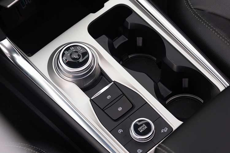 Mẫu SUV Fullsize đến từ Mỹ được trang bị ghế chỉnh điện có nhớ vị trí, kèm theo cả khả năng sưởi cũng như làm mát lưng; riêng hàng ghế thứ 3 có thể gập điện; cần số điện tử dạng núm xoay; 2 màn hình thông tin sau vô-lăng và chính giữa bảng táp-lô; hệ thống âm thanh giải trí lên tới 12 loa đến từ thương hiệu Bang &amp; Olufsen.