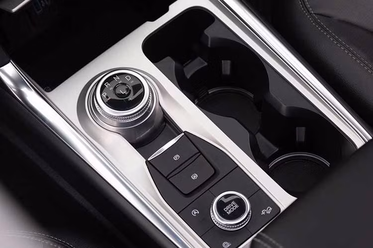 Mẫu SUV Fullsize đến từ Mỹ được trang bị ghế chỉnh điện có nhớ vị trí, kèm theo cả khả năng sưởi cũng như làm mát lưng; riêng hàng ghế thứ 3 có thể gập điện; cần số điện tử dạng núm xoay; 2 màn hình thông tin sau vô-lăng và chính giữa bảng táp-lô; hệ thống âm thanh giải trí lên tới 12 loa đến từ thương hiệu Bang &amp; Olufsen.