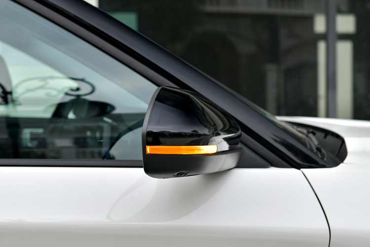 Hay những trang bị tiện ích ngoại thất rất nhỏ, như: gương chiếu hậu hông có sấy và nhớ vị trí hoặc cửa cốp đóng mở điện thông minh có tính năng chống kẹt, camera sau có khả năng tự vệ sinh; hay đặc biệt là dãy số an ninh dạng cảm ứng trên cột B để người dùng có thể mở cửa vào trong xe mà không cần chìa khóa - cũng là những thứ mà Ford Explorer tỏ ra "thông minh" hơn.