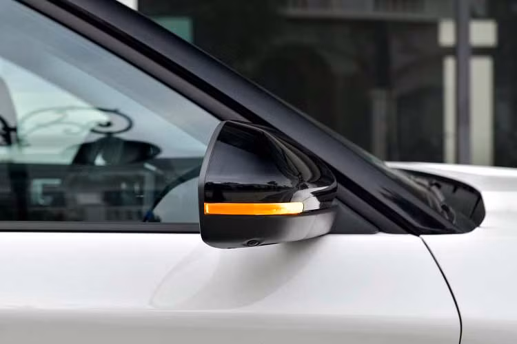 Hay những trang bị tiện ích ngoại thất rất nhỏ, như: gương chiếu hậu hông có sấy và nhớ vị trí hoặc cửa cốp đóng mở điện thông minh có tính năng chống kẹt, camera sau có khả năng tự vệ sinh; hay đặc biệt là dãy số an ninh dạng cảm ứng trên cột B để người dùng có thể mở cửa vào trong xe mà không cần chìa khóa - cũng là những thứ mà Ford Explorer tỏ ra "thông minh" hơn.