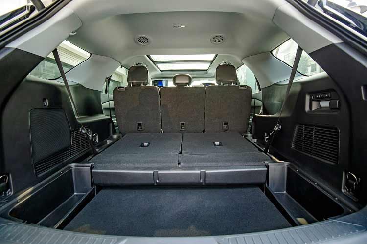 Sạc và kết nối Apple CarPlay / Android Auto không dây, điều khiển giọng nói có tích hợp dẫn đường bằng GPS... Còn nhiều trang bị khác mà Ford Explorer cũng vượt trội hơn nhiều mẫu xe sang cỡ D đang lăn bánh tại Việt Nam.