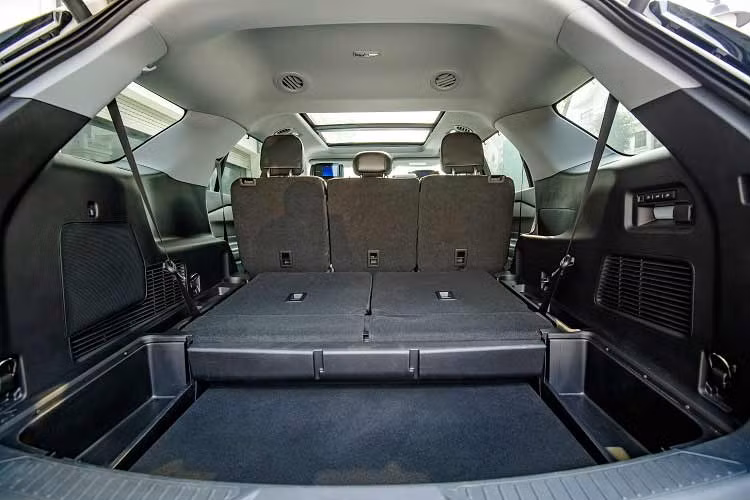 Sạc và kết nối Apple CarPlay / Android Auto không dây, điều khiển giọng nói có tích hợp dẫn đường bằng GPS... Còn nhiều trang bị khác mà Ford Explorer cũng vượt trội hơn nhiều mẫu xe sang cỡ D đang lăn bánh tại Việt Nam.