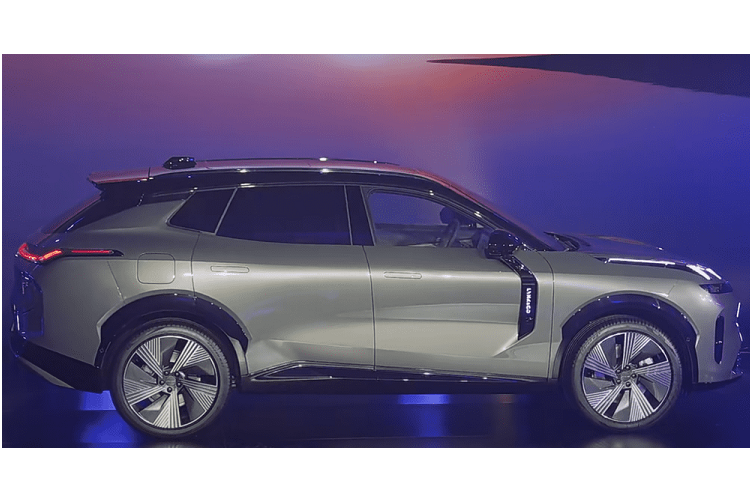 Có thể thấy, Lynk &amp; Co 08 đã được nâng cấp trên nền ngôn ngữ thiết kế The Next Day, hiệu ứng hình ảnh dễ nhận biết hơn, đầu tiên là việc xe sử dụng cụm đèn pha LED nhưng tách nhau ra, kết hợp dải đèn LED chạy ban ngày tạo ra đôi mắt có thiết kế hình chữ Y vuốt ngược lên kính chắn gió, thay vì kéo xuống cản trước, đã càng làm tăng thêm vẻ thời trang cho chiếc xe này.