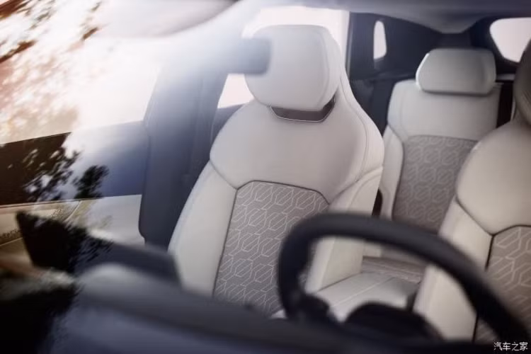 Ngoài ra, màn hình điều khiển trung tâm 15,4 inch có viền siêu hẹp sẽ được trang bị hệ thống giải trí Flyme Auto Meizu mới. Không chỉ vậy, Lynk &amp; Co 08 còn được trang bị hệ thống âm thanh Harman Kardon với 23 loa được lắp đặt ở nhiều vị trí trên thân xe, cung cấp các tính năng "chào mừng", "khóa xe", "báo rẽ", "cảnh báo mở cửa"m "nhắc nhở tốc độ thấp" và các hiệu ứng âm thanh khác.