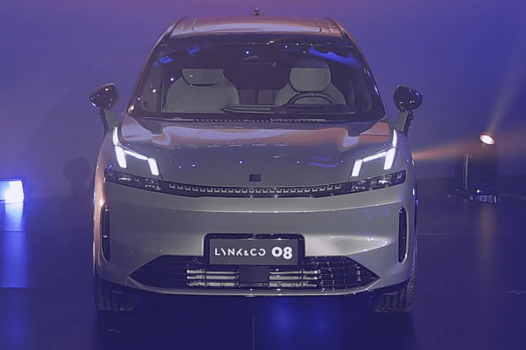 Sau nhiều thông tin nhá hàng, vào tối ngày 25 tháng 3 năm 2023, thành viên tiếp theo trong biệt độ "xe số" của hãng Lynk &amp; Co Trung Quốc đã chính thức được vén màn, trở thành mảnh ghép tiếp theo sau các số 01, 02, 03, 05, 06 và 09, cũng là tên gọi cho xe, con số chúng tôi muốn nhắc đến chính là 08.