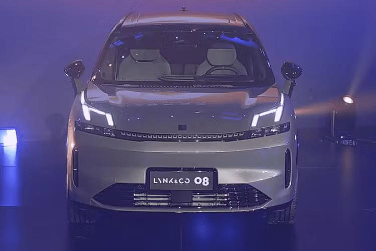 Sau nhiều thông tin nhá hàng, vào tối ngày 25 tháng 3 năm 2023, thành viên tiếp theo trong biệt độ "xe số" của hãng Lynk &amp; Co Trung Quốc đã chính thức được vén màn, trở thành mảnh ghép tiếp theo sau các số 01, 02, 03, 05, 06 và 09, cũng là tên gọi cho xe, con số chúng tôi muốn nhắc đến chính là 08.