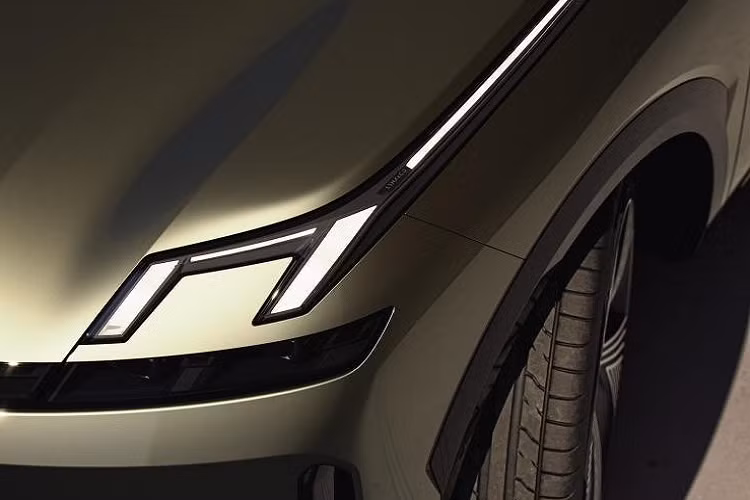 Thiết kế phía sau xe chú trọng nhiều hơn đến cảm giác công nghệ, so với các mẫu Lynk &amp; Co khác, bản 08 có cụm đèn hậu có thể nói là 1 phát minh mới của hãng xe Trung Quốc, cụm đèn LED này cho ra hình ảnh phản chiếu 1 chiếc cánh gió đuôi cho xe. Chưa hết, ở dưới đuôi xe còn có thiết kế bộ khuếch tán gió thể thao, nóc xe có cánh lướt gió và gạt mưa phía sau ẩn.