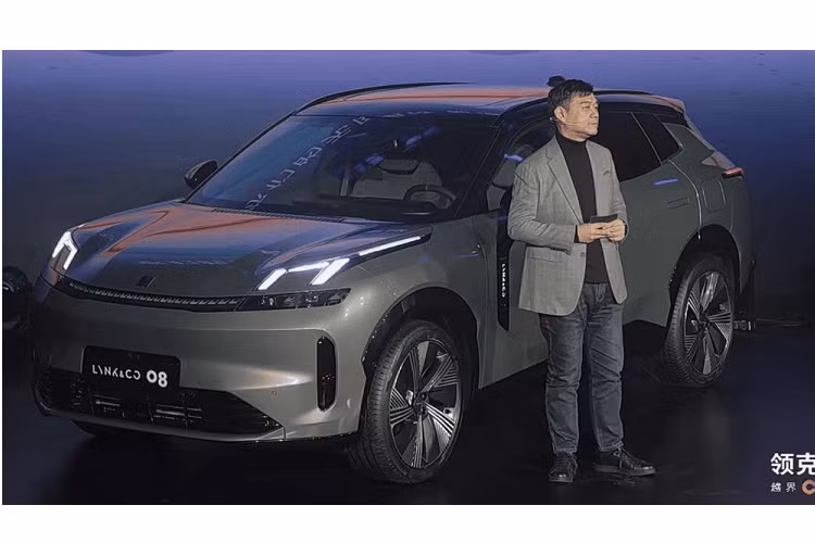 Lynk &amp; Co 08 2023 mới là 1 chiếc SUV cỡ trung mới do Geely và Volvo phát triển, nó sẽ có nhiều cái mới, trong đó, việc được trang bị hệ thống hybrid điện thông minh Lynk E-Motive, hay là mẫu xe sản xuất hàng loạt đầu tiên mang phong cách thiết kế thẩm mỹ tương phản đô thị mới, đã mở ra một chương mới trong ngôn ngữ thiết kế của Lynk &amp; Co.