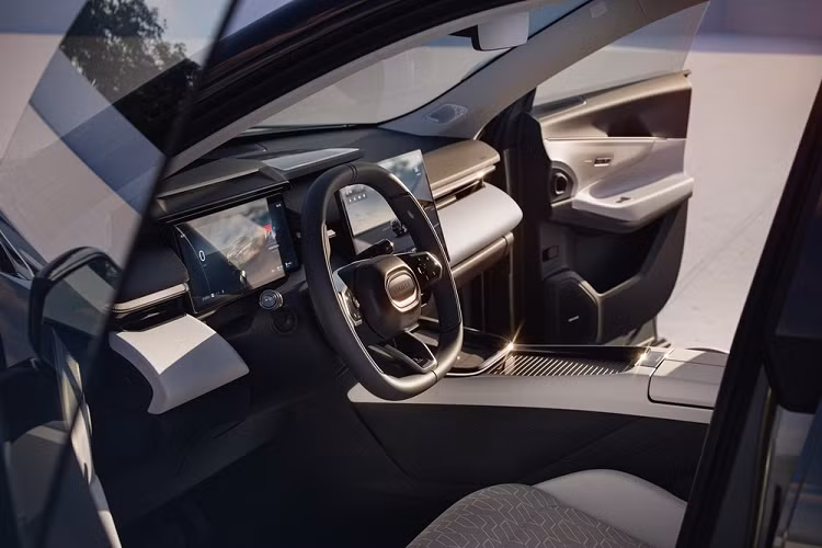 Nhìn vào nội thất, thiết kế tổng thể của Lynk &amp; Co 08 nổi bật hơn ở hình khối đơn giản. Hòn đảo nổi khổng lồ là cốt lõi thiết kế của phần điều khiển trung tâm Lynk &amp; Co 08 với việc được trang bị AR-HUD 92 inch và bảng đồng hồ LCD 12,3 inch để nâng cao trải nghiệm tương tác của người lái.