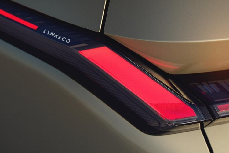 Về kích thước thân xe, Lynk &amp; Co 08 có các số đo bao gồm chiều dài, chiều rộng và chiều cao lần lượt là 4.820 x 1.915 x 1.685 mm, chiều dài cơ sở 2.848 mm.