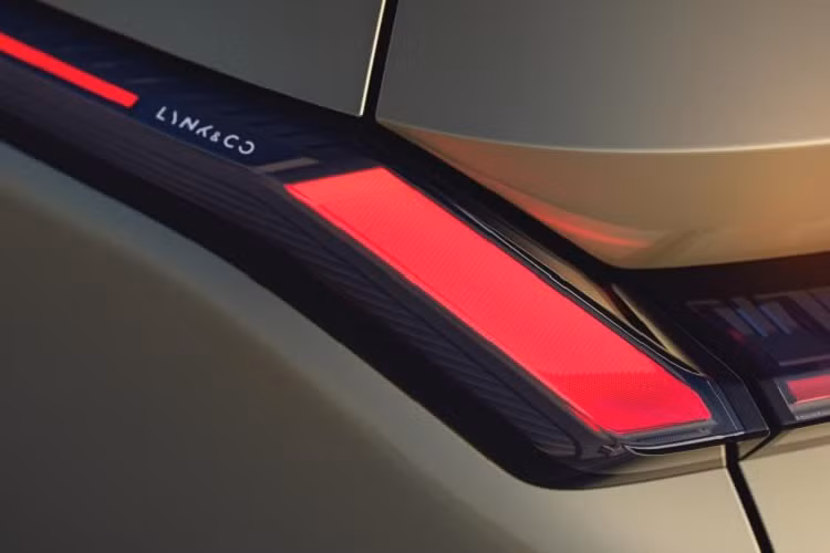 Về kích thước thân xe, Lynk &amp; Co 08 có các số đo bao gồm chiều dài, chiều rộng và chiều cao lần lượt là 4.820 x 1.915 x 1.685 mm, chiều dài cơ sở 2.848 mm.