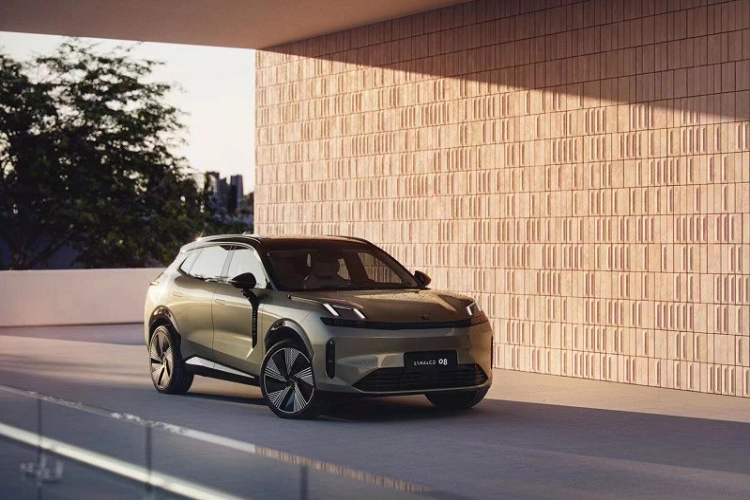 Vòng ra bên hông, Lynk &amp; Co 08 có vài chi tiết được làm nhô ra và chúng tôi gọi đó là cơ bắp của xe, chẳng hạn ngay sau vòm bánh xe trước có tấm ốp màu đen với dòng chữ Lynk &amp; Co phát sáng, tiếp đến là việc xe có tay nắm cửa ẩn tăng tính khí động học tốt hơn hay bộ mâm đa chấu kép sơn 2 màu tương phản.