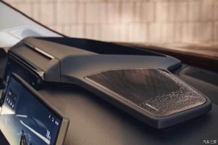 Về phần sức mạnh, Lynk &amp; Co 08 sẽ được trang bị động cơ plug-in hybrid với máy xăng 4 xi-lanh, dung tích 1.5 lít và động cơ điện. Thông số chi tiết của hệ truyền động này cũng như giá bán xe sẽ sớm được Geely tung ra trong thời gian sắp tới.