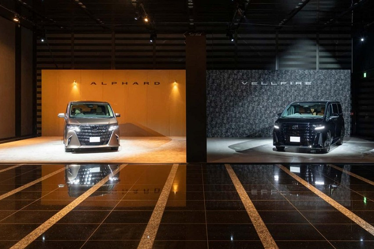 Toyota đã chính thức vén màn thế hệ mới của dòng MPV hạng sang Alphard. Cũng trong sự kiện này, hãng Toyota đã giới thiệu Vellfire thế hệ mới - "anh em song sinh" của Alphard. So với Alphard, Toyota Vellfire 2024 mới là phiên bản sở hữu thiết kế thể thao hơn và giá bán cũng cao hơn.