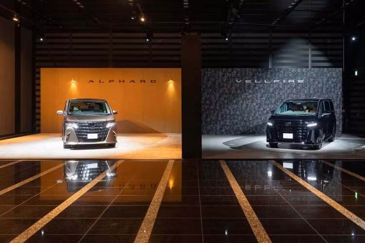 Toyota đã chính thức vén màn thế hệ mới của dòng MPV hạng sang Alphard. Cũng trong sự kiện này, hãng Toyota đã giới thiệu Vellfire thế hệ mới - "anh em song sinh" của Alphard. So với Alphard, Toyota Vellfire 2024 mới là phiên bản sở hữu thiết kế thể thao hơn và giá bán cũng cao hơn.