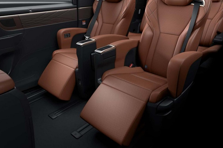 Trong khi đó, trên trần xe có cụm điều khiển siêu dài, tích hợp đèn viền nội thất, một số nút bấm và cửa gió điều hòa, đồng thời tách cửa sổ trời ra làm đôi. Cửa sổ trời có rèm che nắng trái/phải điều khiển độc lập để phục vụ nhu cầu của từng hành khách. Cửa sổ bên sườn cũng có rèm che nắng có thể kéo xuống.