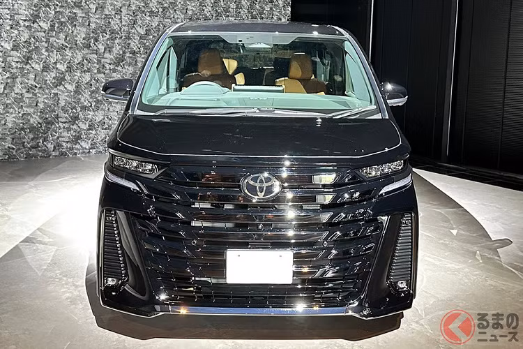 Để tạo sự khác biệt với anh em song sinh của mình, Toyota Vellfire 2024 có một số chi tiết thiết kế riêng, thể hiện rõ ở đầu xe. Tại đây, mẫu MPV cỡ lớn này cũng được trang bị lưới tản nhiệt kéo dài gần hết cản trước nhưng đi kèm nan nằm ngang thay vì mạ crôm đa điểm như Toyota Alphard mới.