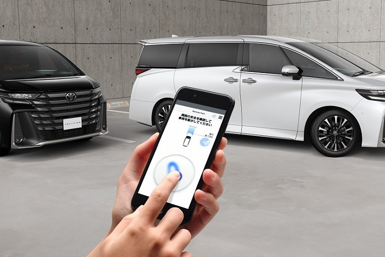 Đầu tiên là động cơ xăng mã 2AR-FE với 4 xi-lanh, hút khí tự nhiên, dung tích 2.5L, tạo ra công suất tối đa 180 mã lực tại tua máy 6.000 vòng/phút và mô-men xoắn cực đại 235 Nm tại tua máy 4.100 vòng/phút. Động cơ này đi kèm với hộp số biến thiên vô cấp Super CVT-i và hệ dẫn động cầu trước hoặc 4 bánh toàn thời gian.