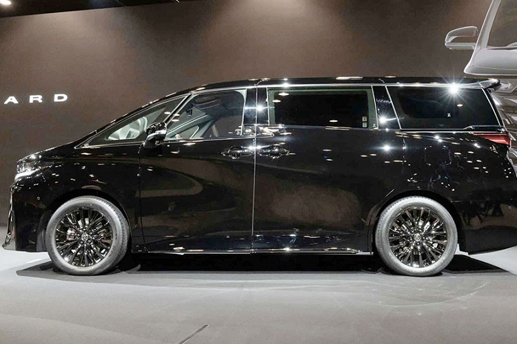 Tương tự Alphard, Toyota Vellfire 2024 nâng cấp cũng được phát triển dựa trên cơ sở gầm bệ TNGA-K. Xe có chiều dài 4.995 mm, chiều rộng 1.850 mm, chiều cao 1.935 - 1.945 mm (tùy phiên bản) và chiều dài cơ sở 3.000 mm. Bên cạnh đó là hệ thống treo MacPherson phía trước và hệ thống treo tay đòn kép nâng cấp phía sau.