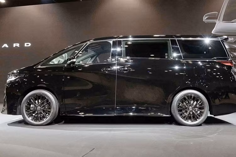 Tương tự Alphard, Toyota Vellfire 2024 nâng cấp cũng được phát triển dựa trên cơ sở gầm bệ TNGA-K. Xe có chiều dài 4.995 mm, chiều rộng 1.850 mm, chiều cao 1.935 - 1.945 mm (tùy phiên bản) và chiều dài cơ sở 3.000 mm. Bên cạnh đó là hệ thống treo MacPherson phía trước và hệ thống treo tay đòn kép nâng cấp phía sau.