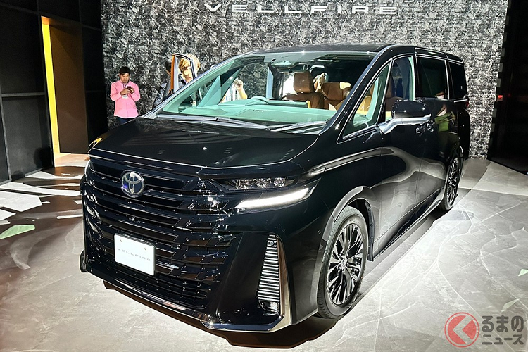 Nằm hai bên lưới tản nhiệt là đèn pha LED nhỏ gọn trong khi dải đèn LED định vị ban ngày được đặt ngay phía dưới. Cản trước của Toyota Vellfire 2024 hầm hố hơn và được bao quanh bằng nẹp mạ crôm. Ngoài ra, trên cản trước còn có hốc đèn sương mù trước nằm dọc cỡ lớn. Ở phía sau, mẫu MPV này được trang bị đèn hậu khác biệt so với Toyota Alphard 2024.