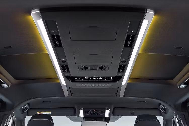 Ở bản Executive Lounge cao cấp nhất, Toyota Vellfire 2024 sẽ được trang bị 2 ghế cơ trưởng có thể dịch chuyển lên/xuống, đi kèm bàn gấp, bệ đỡ bắp chân và cặp đôi màn hình cảm ứng để chỉnh các tính năng đa phương tiện/điều hòa/rèm che nắng. Tính năng sưởi, thông gió và massage đương nhiên cũng được trang bị cho 2 ghế này.