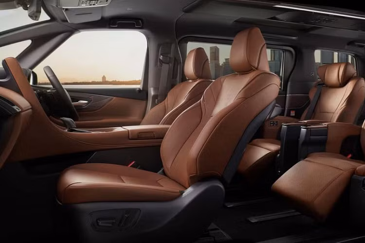 Ngoài ra, Toyota Vellfire 2024 còn có bệ bước chân chỉnh điện Universal Steps mới, giúp người dùng ra/vào xe dễ dàng hơn. Được biết, Alphard và Vellfire là 2 mẫu xe đầu tiên của Toyota có trang bị này. Bước vào bên trong Toyota Vellfire 2024, người dùng sẽ bắt gặp không gian nội thất 3 hàng ghế với 7 chỗ ngồi. Trong đó, hàng ghế giữa đi kèm 2 ghế cơ trưởng nằm tách rời với nhau.