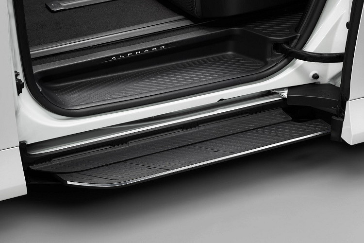 Trước mặt người lái là mặt táp-lô gọn gàng hơn, ít nút bấm hơn trước, vô lăng 3 chấu mới và bảng đồng hồ kỹ thuật số 12,3 inch. Xe có những trang bị theo phong cách xe sang Lexus như màn hình cảm ứng trung tâm 14 inch và cần số mới. Nhiều tính năng của xe sẽ được chỉnh qua màn hình trung tâm này, bao gồm cả điều hòa.