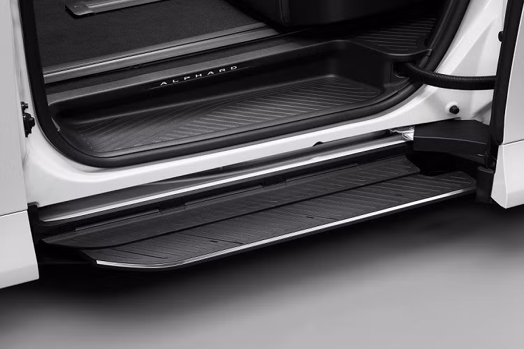 Trước mặt người lái là mặt táp-lô gọn gàng hơn, ít nút bấm hơn trước, vô lăng 3 chấu mới và bảng đồng hồ kỹ thuật số 12,3 inch. Xe có những trang bị theo phong cách xe sang Lexus như màn hình cảm ứng trung tâm 14 inch và cần số mới. Nhiều tính năng của xe sẽ được chỉnh qua màn hình trung tâm này, bao gồm cả điều hòa.