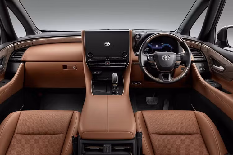 Ngoài ra, bản Executive Lounge còn có gương chiếu hậu kỹ thuật số, hệ thống âm thanh vòm JBL 15 loa, màn hình hiển thị thông tin kính lái HUD, màn hình 14 inch treo trên trần xe dành cho hành khách phía sau, phanh tay điện tử và tự động giữ phanh tạm thời. 