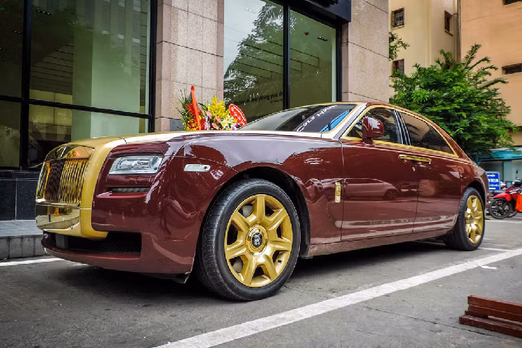 Rolls-Royce Ghost mạ vàng này thuộc thế hệ đầu tiên mang ký hiệu Series I, xe sử dụng động cơ V12, tăng áp kép, dung tích 6.6L, sản sinh công suất tối đa 562 mã lực và mô-men xoắn cực đại 780 Nm. Kết hợp cùng hộp số tự động ZF 8 cấp, xe mất khoảng 5 giây để tăng tốc từ vị trí xuất phát lên 100 km/h trước khi đạt vận tốc tối đa 250km/h.