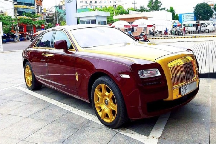 Vào thời điểm 2013, mức giá xe Rolls-Royce Ghost được công bố khoảng 16 tỷ đồng, chưa bao gồm các chi phí lăn bánh cũng như việc mạ vàng một số chi tiết ở ngoại thất cho xe.
