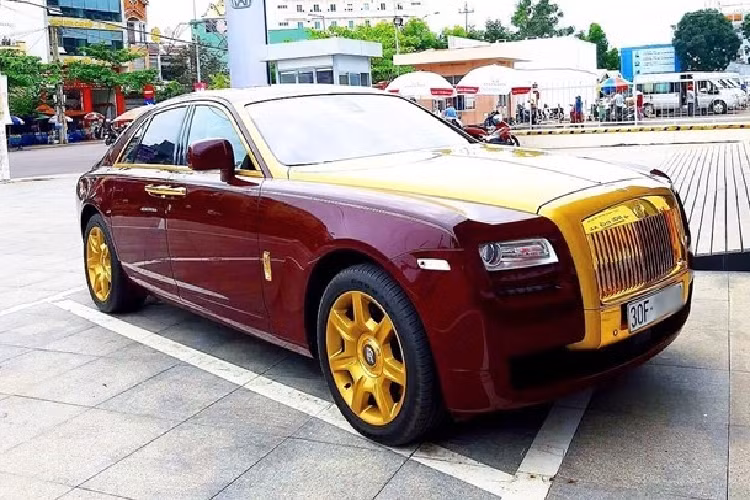 Vào thời điểm 2013, mức giá xe Rolls-Royce Ghost được công bố khoảng 16 tỷ đồng, chưa bao gồm các chi phí lăn bánh cũng như việc mạ vàng một số chi tiết ở ngoại thất cho xe.