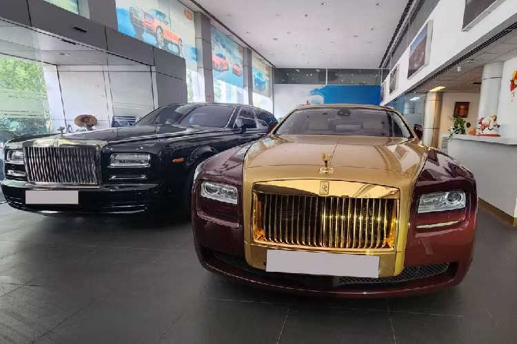 Các chi tiết được mạ vàng ở các chi tiết của Rolls-Royce Ghost như: lưới tản nhiệt, tay nắm cửa, logo Rolls-Royce bên hông xe, các thanh viền inox và bên trong xe cũng đều được mạ vàng 24k. Chưa hết, xe này còn có chi tiết nắp capô hay bộ mâm đa chấu kép của xe được sơn màu vàng mờ.