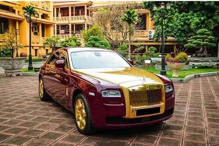Theo tìm hiểu, chiếc Rolls-Royce Ghost mạ vàng từng thuộc sở hữu của cựu Chủ tịch FLC – ông Trịnh Văn Quyết đã được đấu giá thành công sau nhiều lần thất bại. Được biết, đơn vị đấu giá thành công chiếc Rolls-Royce Ghost mạ vàng này chính là một showroom chuyên mua bán xe sang có tiếng tại Hà Nội. 